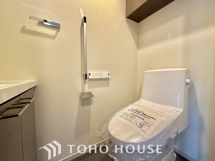 トイレ 大きく開け放たれた壮大な景色。都内にいることを忘れさせてくれる自然豊かな分譲地。風がそよぎ、青空が歌い、太陽が微笑んでくれる幸せな住まい。