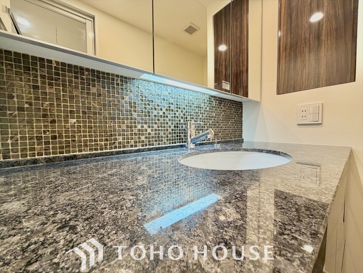 洗面 見上げれば高い空。手を伸ばせば吸い込まれそうな突き抜ける空間。空が高いと気持ちも高揚します。空さえも楽しむ生活を始めませんか。