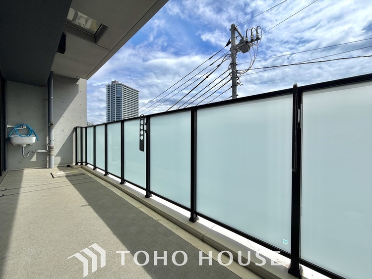 バルコニー 大きく開け放たれた壮大な景色。都内にいることを忘れさせてくれる自然豊かな分譲地。風がそよぎ、青空が歌い、太陽が微笑んでくれる幸せな住まい。