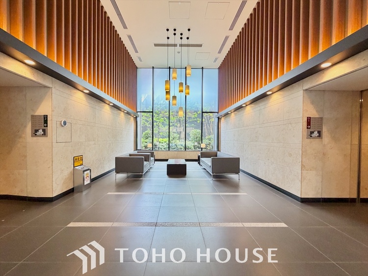 エントランス 【そよぐ風、緑の香り】澄み切った空気。移ろう季節の中、ゆっくりと流れる時間を、大切な人と愛でる至福。幸せを噛みしめる穏やかな生活。