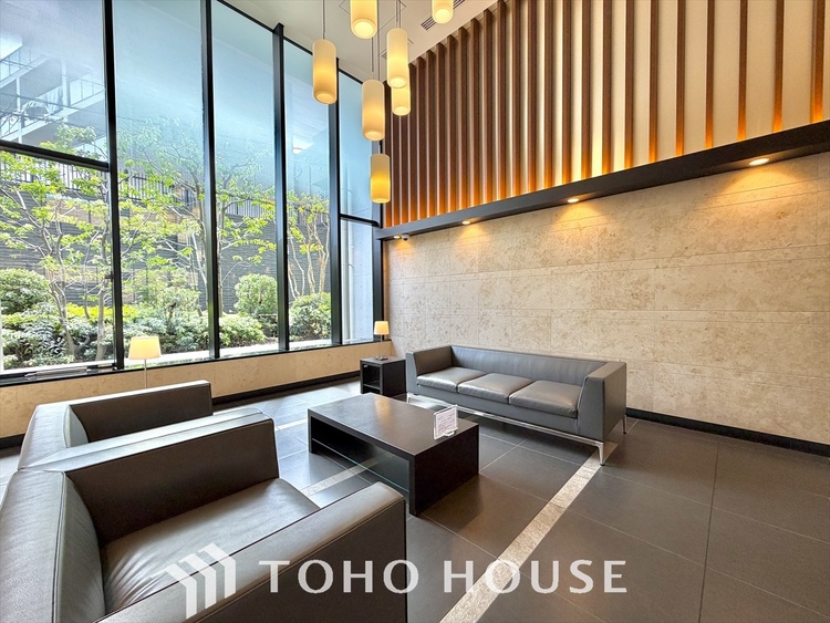 エントランス 目を閉じれば深緑の香り。五感を研ぎ澄まし、日々の疲れを心から癒してくれる。深呼吸するほどに爽やかな薫りたち込める新緑にそと微笑む私達。