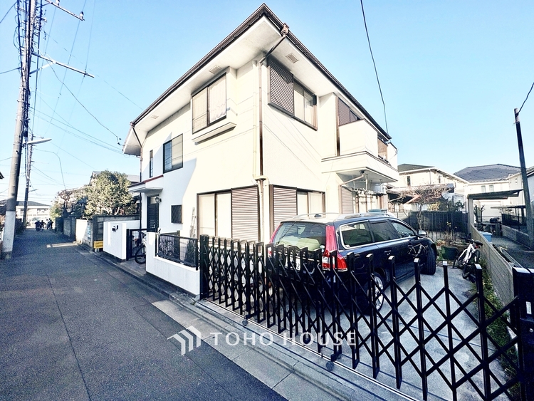 内装 窓を開けベランダに出ると当所なく広がる街と空のスクリーン。風が凪ぎ一時停止する目の前の画面の中、僕は一体何を考えていたのだろう。牧歌な街並みが僕を穏やかにさせてくれる。