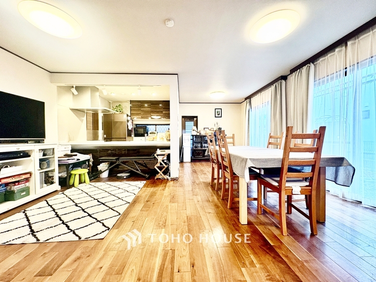 内装 ◆居心地のいい暮らし◆には欠かせない眩い採光。ゆったりとした幅の窓からこの空間に降り注ぐ採光が絶えない。明るいリビングこそ居心地のいい暮らしが待っているのだと思う。