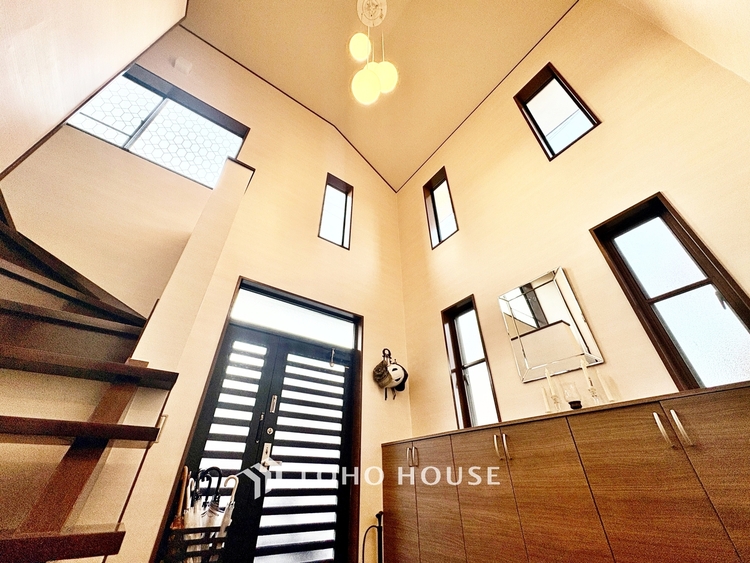 内装 ◆水面に映る◆紅葉を纏った山々を眺め、美しさのあまり感嘆のため息を漏らした事は無いだろうか。いつしか忘れかけていた自然の美しさと力強さを思い出させてくれる、そんな景色がここにもある。