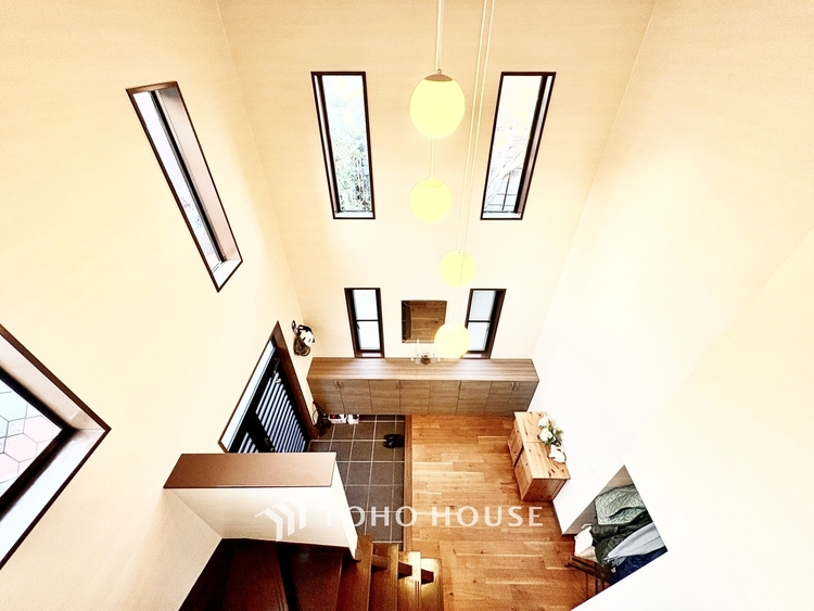 内装 ◆サンサンと◆差し込む太陽の光がこのリビングに笑いをもたらす。ソファの上のクッションがポカポカした暖気にぬくぬくと微睡んでいる。