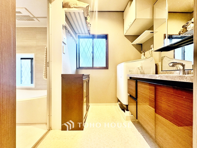 内装 ◆隠された美しさ◆流麗な音楽が流れているような繊細でいながら整然かつ堅牢なこの空間。この空間は確かに美しい。しかし、そこには美しさ以上のものが隠されている。