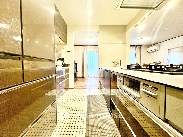 内装 ◆リビング◆家族の温かみ、子供の成長、木々のささやき、星々の歌声CG加工済み◆リビン。自然と調和し緑と語り合い、そんな環境に恵まれ家族は1歩ずつ前進する。だんらんリビングで今日も家族の明日への誓い。