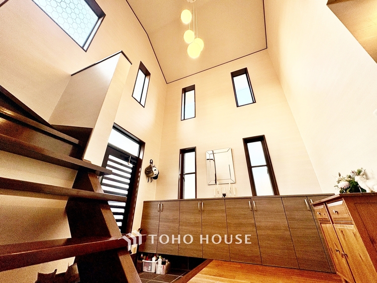 内装 ◆リビング◆家族の温かみ、子供の成長、木々のささやき、星々の歌声。自然と調和し緑と語り合い、そんな環境に恵まれ家族は1歩ずつ前進する。だんらんリビングで今日も家族の明日への誓い。