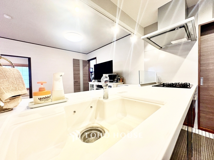 キッチン 木漏れ日◆の様な採光が優しく足元を照らし、心地いい暮らしの道しるべを写し出す。この空間で過ごす家族との語らいの時間がとても素敵で幸せを感じるかもしれない。