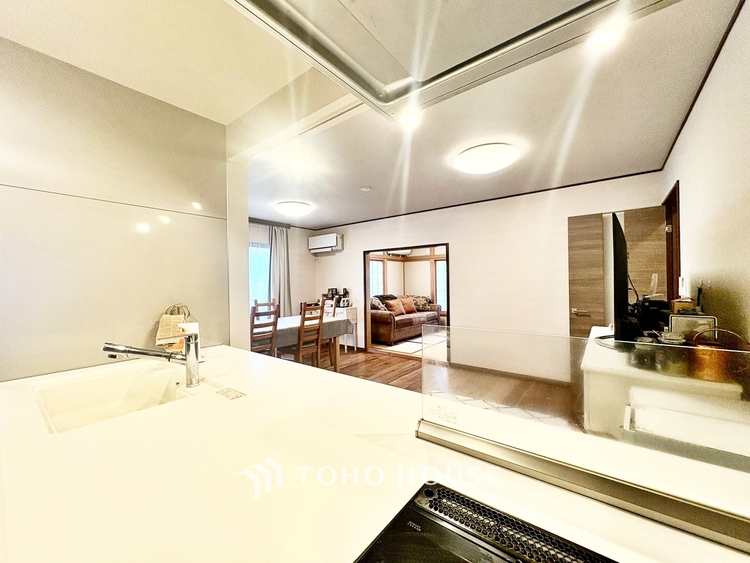 キッチン ◆リビング◆家族の温かみ、子供の成長、木々のささやき、星々の歌声。自然と調和し緑と語り合い、そんな環境に恵まれ家族は1歩ずつ前進する。だんらんリビングで今日も家族の明日への誓い。