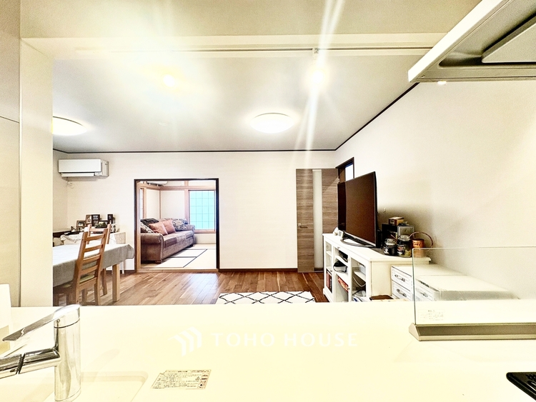 洗面 ◆リビングルーム◆天井に埋められた連続する眩い光−ダウンライト。それはまるでフライト航路のアプローチライトのように優美でロマン溢れるポジショニング。