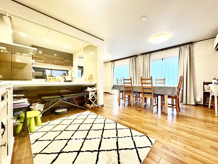 バルコニー ◆瀟洒な空間◆折り上げ天井にデザインクロスを這わせ、加えて6連のダウンライトが見事に調和させた瀟洒なリビングルーム。ここに集まる家族の会話と笑顔が絶え間なく続く幸せな空間。