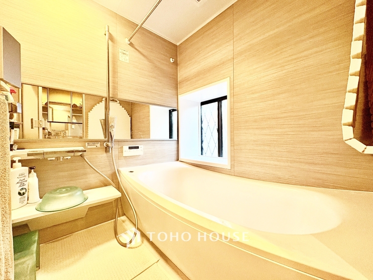 バルコニー ◆リビング◆家族の温かみ、子供の成長、木々のささやき、星々の歌声。自然と調和し緑と語り合い、そんな環境に恵まれ家族は1歩ずつ前進する。だんらんリビングで今日も家族の明日への誓い。