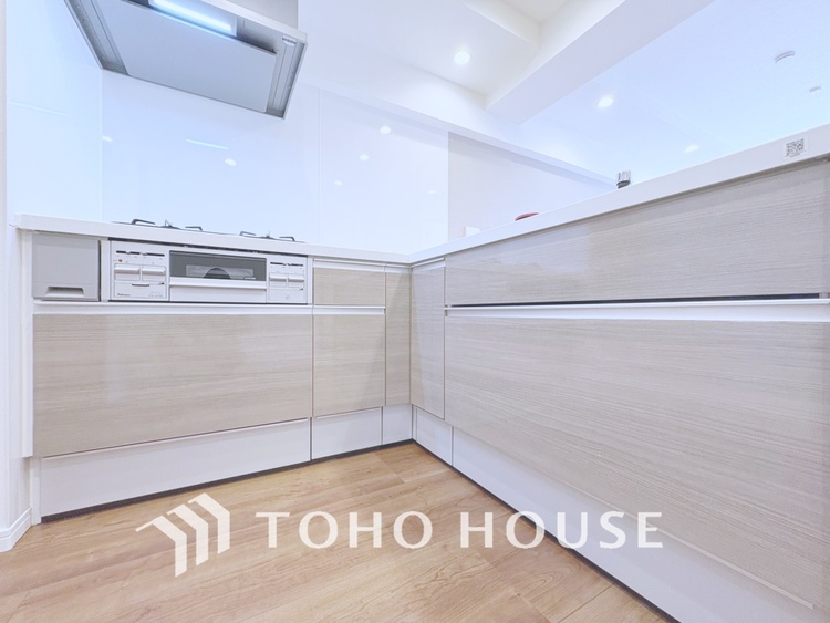 キッチン 【KITCHEN】◆ワクワク◆開放的で機能性も高いシステムキッチン。お子様は毎日のご飯にワクワク！