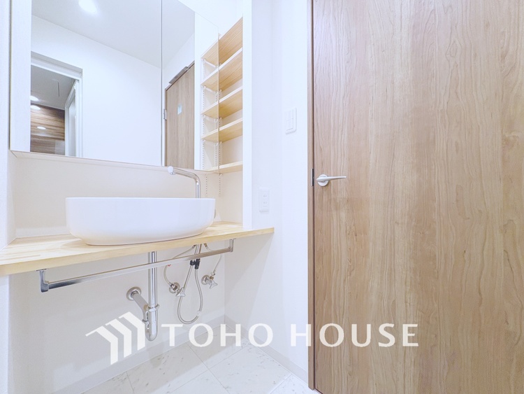 洗面 【WASHROOM】◆快適◆煌びやかな暮らしの中にも忘れたくない快適さ。大きな収納が助けてくれます。