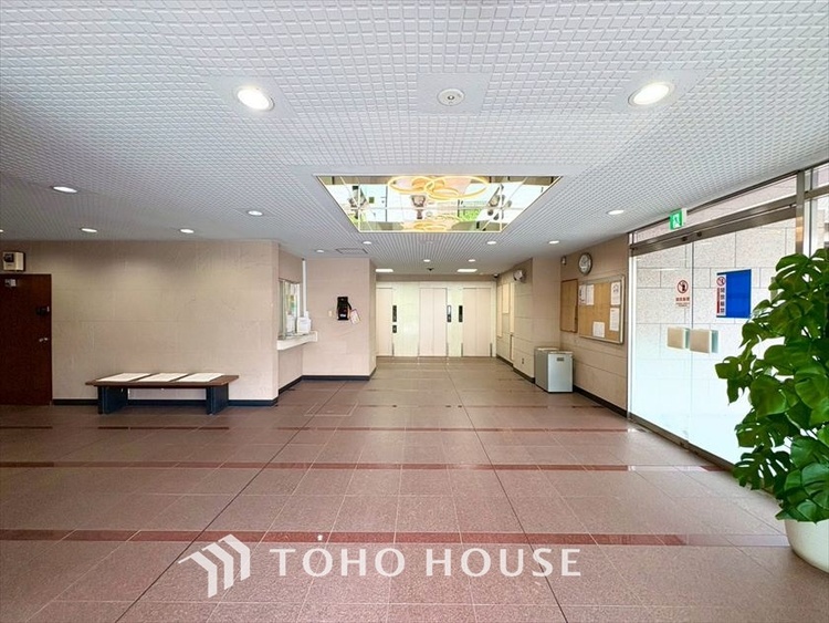 エントランス 【ENTRANCE】◆家族◆家で家族と過ごす時間は限られている。帰りを待つ家族の元へと急ぐときの弾む思い。そんな思いを引き立てる邸宅。