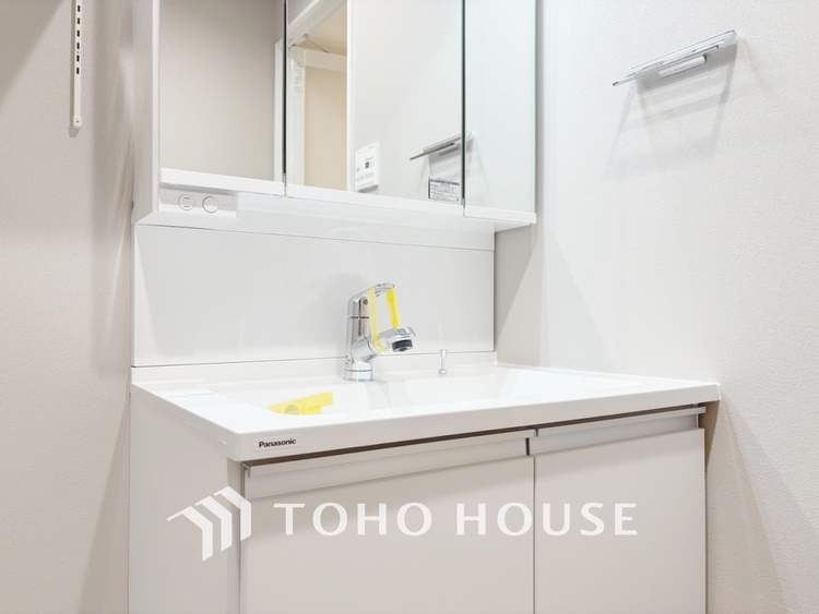 洗面 【WASHROOM】◆快適◆煌びやかな暮らしの中にも忘れたくない快適さ。大きな収納が助けてくれます。