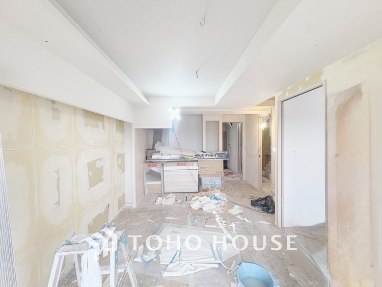 内装 現在改装中◆陽光◆が差し込む。この開放的なLDKに家族の笑顔が集う。家族が一緒に過ごす空間は明るく、そして居心地よく。