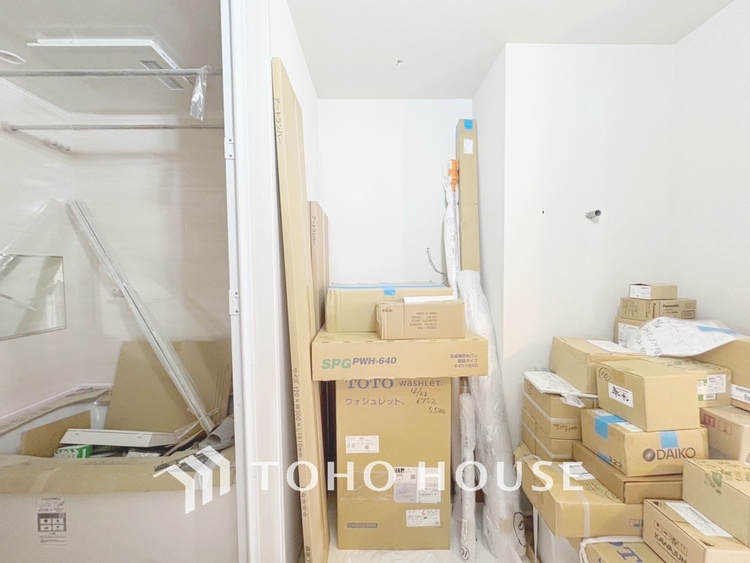 洗面 現在改装中◆快適◆煌びやかな暮らしの中にも忘れたくない快適さ。大きな収納が助けてくれます。