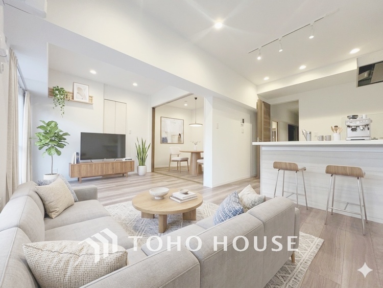 内装 【LIVING】※この画像の家具の配置には、生成AIによる加工を施しております。なお、家具や調度品は、販売価格に含まれません。