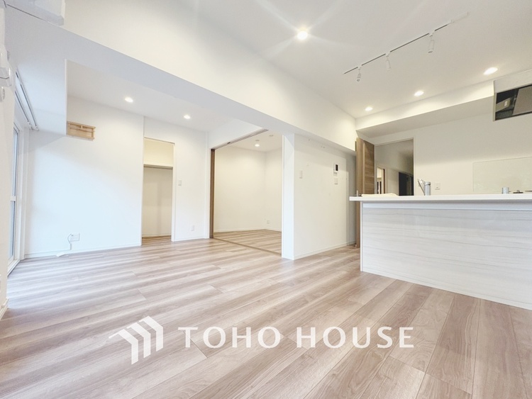 内装 【LIVING】◆陽光◆が差し込む。この開放的なLDKに家族の笑顔が集う。家族が一緒に過ごす空間は明るく、そして居心地よく。