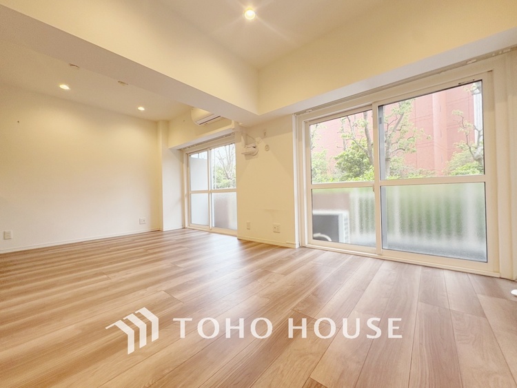 内装 【LIVING】◆扉を◆開くとこの景色。家族の”おかえり”の声が聞こえてきそう。