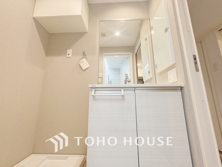 洗面 【WASHROOM】◆快適◆煌びやかな暮らしの中にも忘れたくない快適さ。大きな収納が助けてくれます。