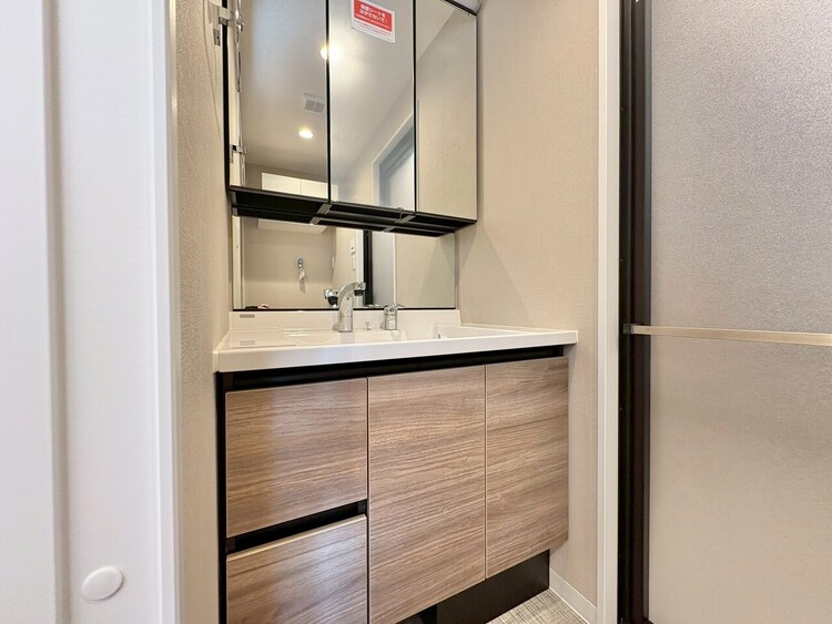 その他 清潔感を感じられる洗面化粧台。