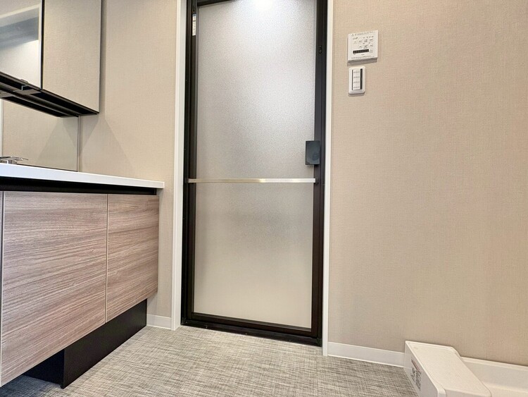 その他 十分な広さの脱衣所。