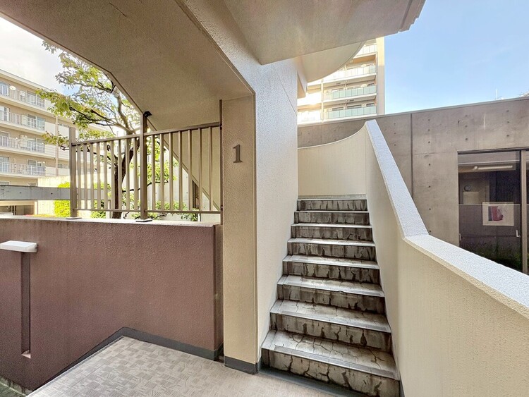 その他 共用部の階段です。明るく清潔に管理されています。