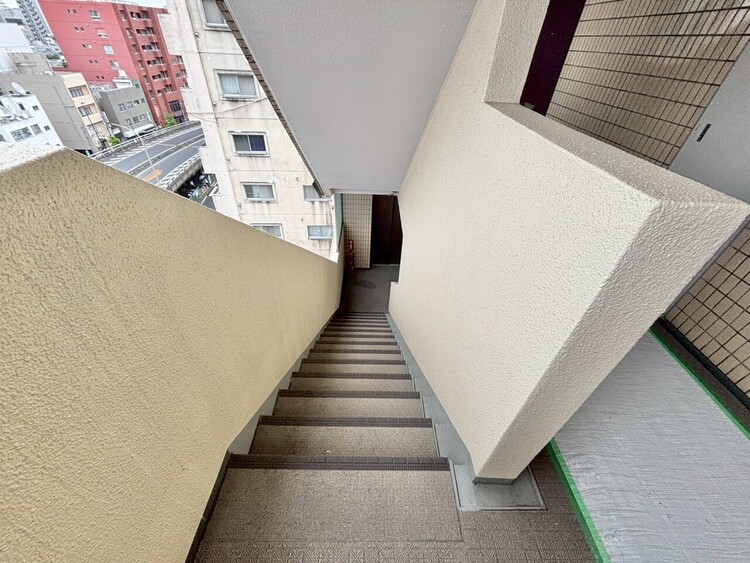 その他 共用部の階段です。明るく清潔に管理されています。