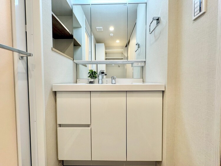 その他 清潔感を感じられる洗面化粧台。