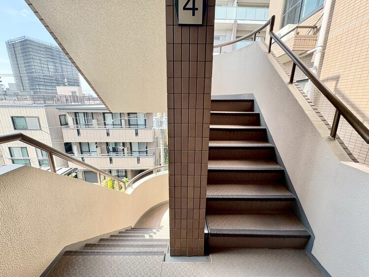 その他 共用部の階段です。明るく清潔に管理されています。