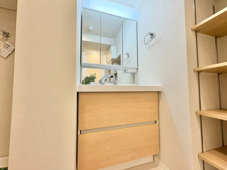 その他 清潔感を感じられる洗面化粧台。