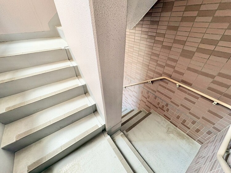 その他 共用部の階段です。明るく清潔に管理されています。