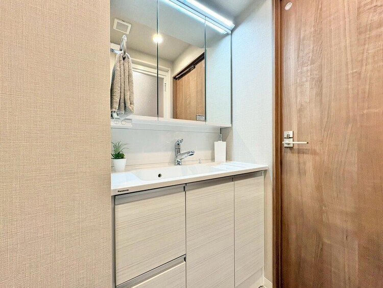 その他 清潔感を感じられる洗面化粧台。