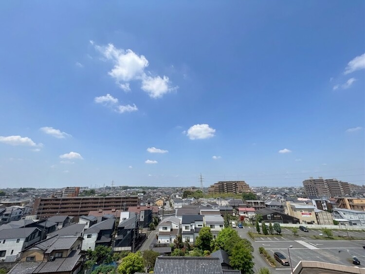 バルコニー 窓を開けると広がる青空。心をリフレッシュして日々を過ごしていきましょう。