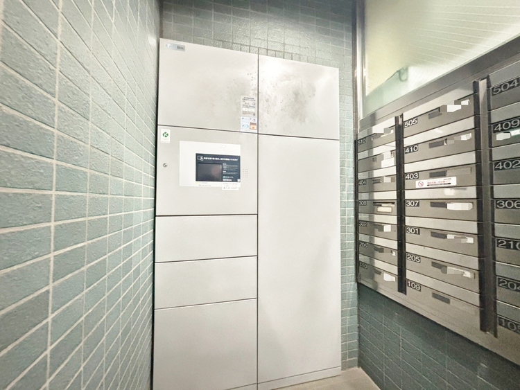 設備 外出中に活躍してくれる宅配ボックスが設置されています。家で宅配物を待たなくて済みますね。