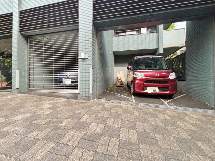 駐車場 本物件の駐車スペースです。車種制限のある場合もございますので、お気軽にお問い合わせくださいませ。