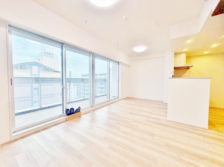 居間 忙しく過ぎゆく日常を置き去るほど、ゆったりした時間が流れるリビング。