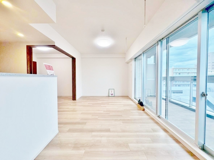 居間 居心地の良い空気感は、暮らしのステージを彩り、心からのやすらぎと満足感を与えてくれます。