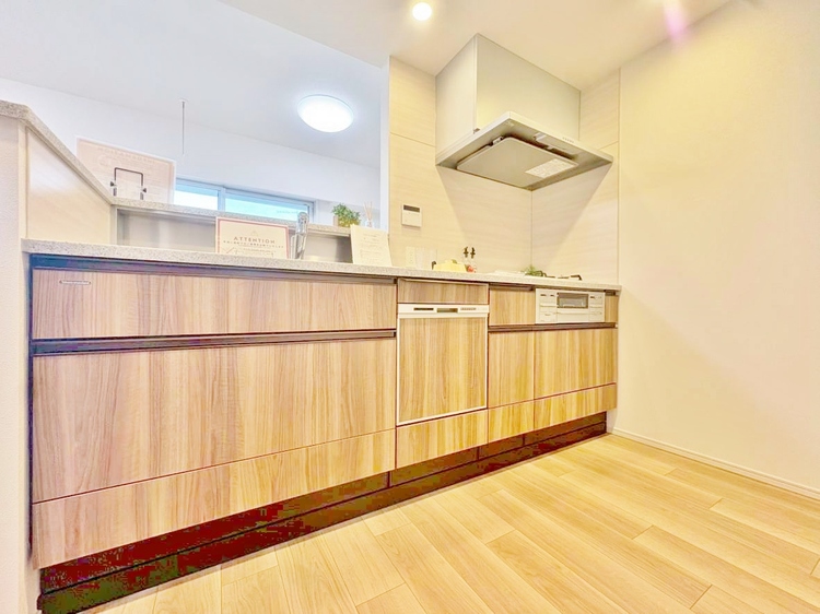 キッチン スマートな意匠と充実の機能を備えたキッチンが、暮らしにおいしい彩りを添えます。