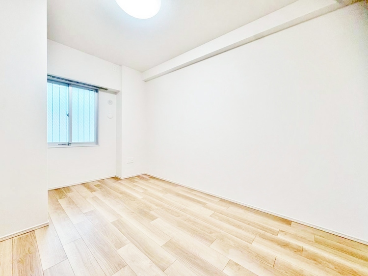 寝室 ベッドも十分に設置するスペースがあります。