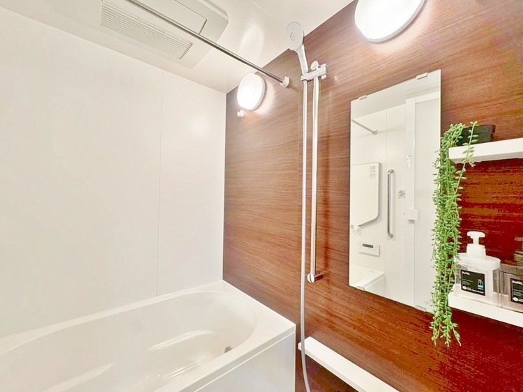 風呂 一日の疲れを癒すバスルームは、心地よいリラックスを叶える清潔感溢れる空間です。