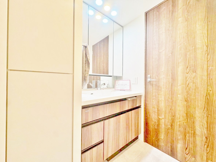 洗面 何かと物が増える場所だからこそ、スッキリと見映えの良い空間に。