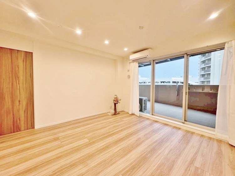 居間 居心地の良い空気感は、暮らしのステージを彩り、心からのやすらぎと満足感を与えてくれます。