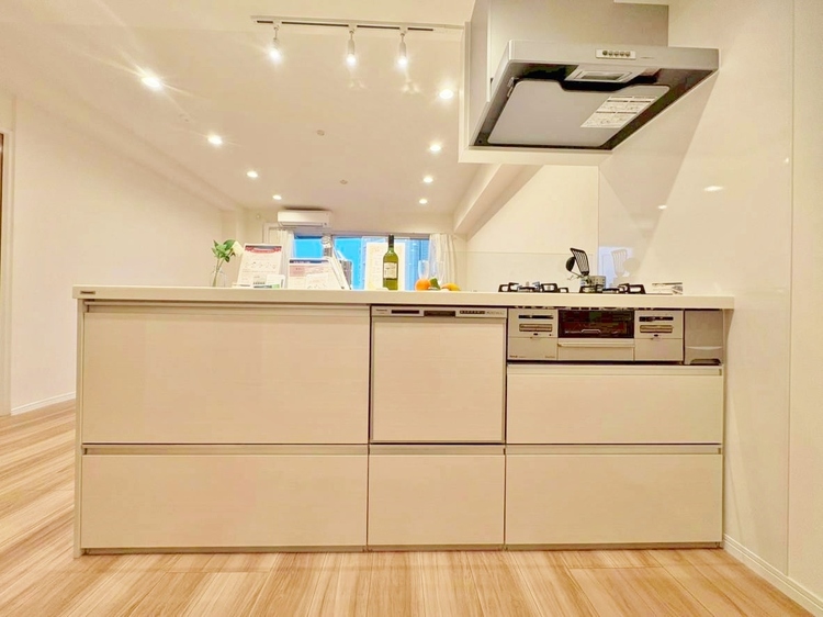 キッチン スマートな意匠と充実の機能を備えたキッチンが、暮らしにおいしい彩りを添えます。