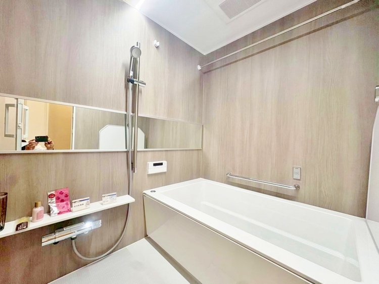風呂 一日の疲れを癒すバスルームは、心地よいリラックスを叶える清潔感溢れる空間です。