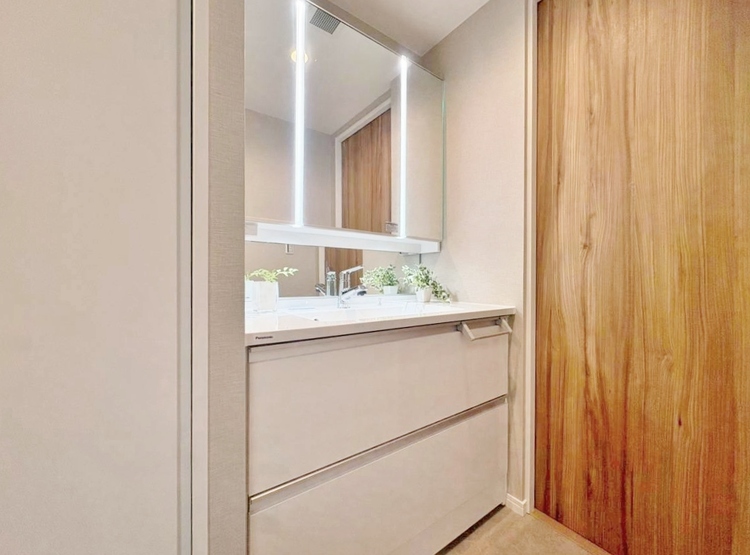 洗面 何かと物が増える場所だからこそ、スッキリと見映えの良い空間に。