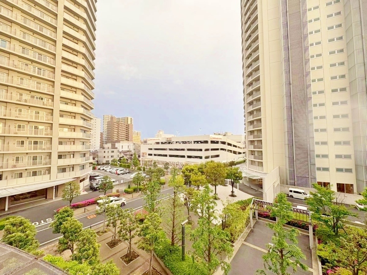 バルコニー 窓を開けると広がる青空。心をリフレッシュして日々を過ごしていきましょう。